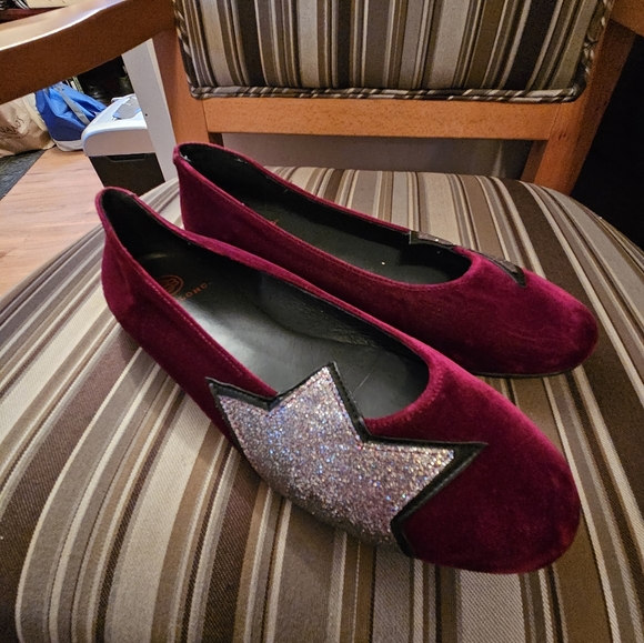 BluBlonc burgundy red velvet flats with glittering star, made in Spain, sz 8.5 - Picture 2 of 11